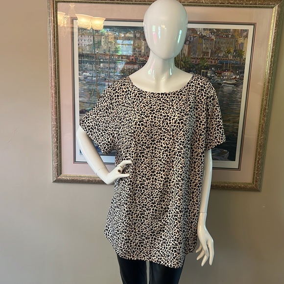POP OVER LEOPARD TOP W/BUTTON DOWN BACK - Picture 4 of 6